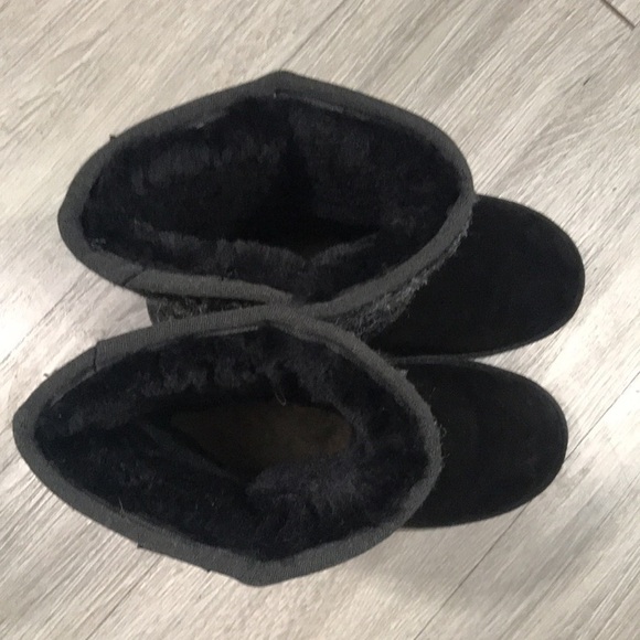 Minnetonka Black Suede and Sheepskin Fur Lined boots size 9 - Picture 3 of 11